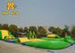14 anos de crianças molham o parque Inflatables com SALTO gigante do LÚPULO do curso de obstáculo